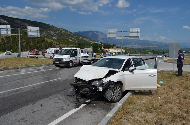 ÇORUM’UN KARGI İLÇESİNDE, İKİ OTOMOBİLİN ÇARPIŞMASI SONUCU MEYDANA GELEN KAZADA 1 KİŞİ ÖLDÜ, 4 KİŞİ YARALANDI. (TURAN OZAN ACAR/ÇORUM-İHA)