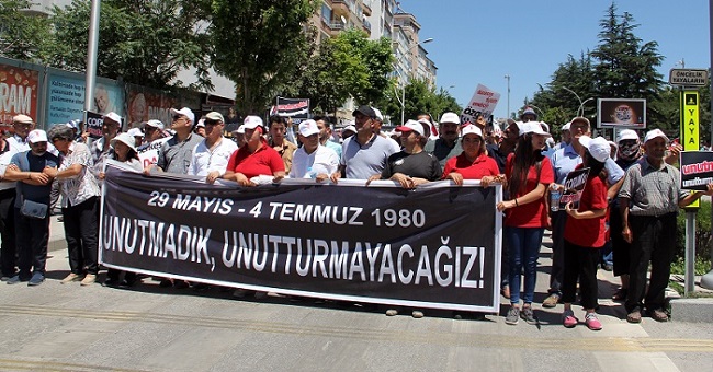 1980 YILINDA YAŞANAN ÇORUM OLAYLARINDA HAYATINI KAYBEDENLER ANILDI. ANMA ETKİNLİKLERİ KAPSAMINDA HACI BEKTAŞ-I VELİ ANADOLU KÜLTÜR VE EĞİTİM VAKFI ÇORUM ŞUBESİ ÖNÜNDEN HÜRRİYET MEYDANI'NA KADAR YÜRÜYÜŞ DÜZENLENDİ. (BÜLENT ÖZKALELİ - M. MUTTALİP YALÇIN/ÇORUM-İHA)