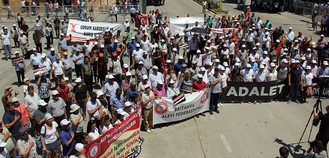 1980 YILINDA YAŞANAN ÇORUM OLAYLARINDA HAYATINI KAYBEDENLER ANILDI. ANMA ETKİNLİKLERİ KAPSAMINDA HACI BEKTAŞ-I VELİ ANADOLU KÜLTÜR VE EĞİTİM VAKFI ÇORUM ŞUBESİ ÖNÜNDEN HÜRRİYET MEYDANI'NA KADAR YÜRÜYÜŞ DÜZENLENDİ. (BÜLENT ÖZKALELİ - M. MUTTALİP YALÇIN/ÇORUM-İHA)