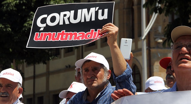 1980 YILINDA YAŞANAN ÇORUM OLAYLARINDA HAYATINI KAYBEDENLER ANILDI. ANMA ETKİNLİKLERİ KAPSAMINDA HACI BEKTAŞ-I VELİ ANADOLU KÜLTÜR VE EĞİTİM VAKFI ÇORUM ŞUBESİ ÖNÜNDEN HÜRRİYET MEYDANI'NA KADAR YÜRÜYÜŞ DÜZENLENDİ. (BÜLENT ÖZKALELİ - M. MUTTALİP YALÇIN/ÇORUM-İHA)