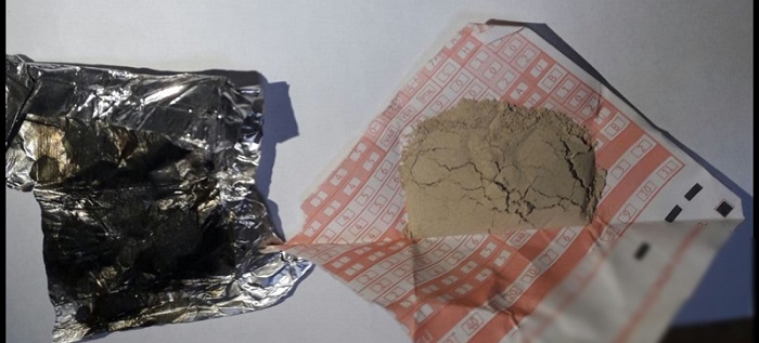 ÇORUM’DA UYUŞTURUCU TACİRLERİNE GÖZ AÇTIRMAYAN NARKOTİM POLİSLERİ BİR OTOMOBİLDE YAPTIKLARI ARAMADA 14 GRAM EROİN MADDESİ ELE GEÇİRİRKEN, 4 KİŞİYİ DE GÖZALTINA ALDI. (MUHAMMED MUTTALİP YALÇIN/ÇORUM-İHA)