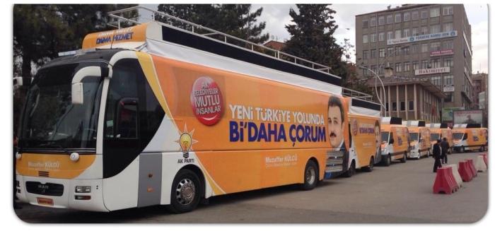 AK PARTİ’NİN SEÇİM OTOBÜSÜ TAŞLANDI