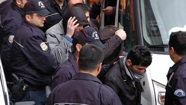 SANDIK BAŞINDA YAKALANDILAR