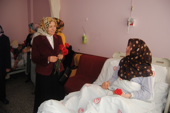 HATİCE KÜLCÜ’DE HASTANEDE KARANFİL DAĞITTI