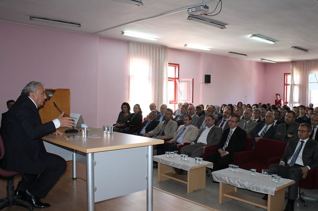 BAKAN, VATAN VE BAYRAĞI UNUTMAYIN