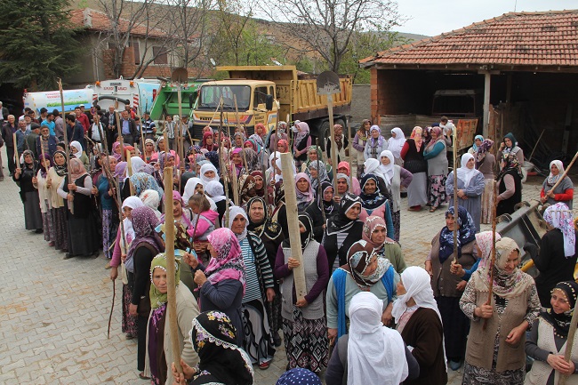 KADINLAR İŞ MAKİNELERİNİ REHİN ALDI