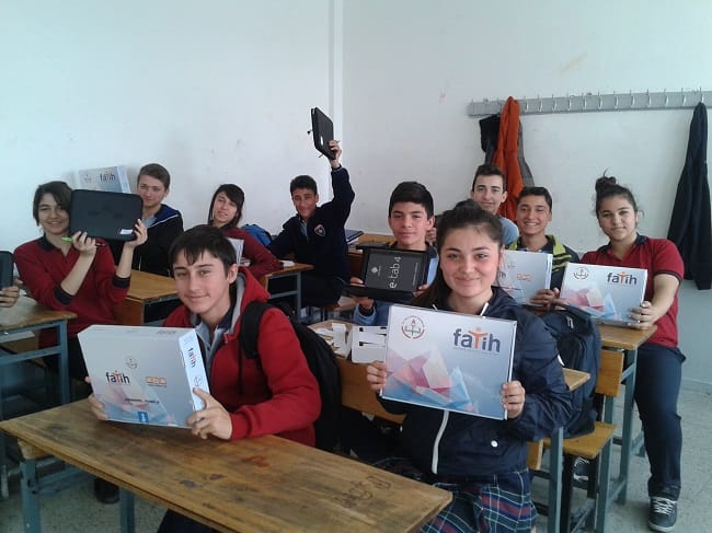 ANADOLU CUMHURİYET LİSESİNDE TABLET SEVİNCİ