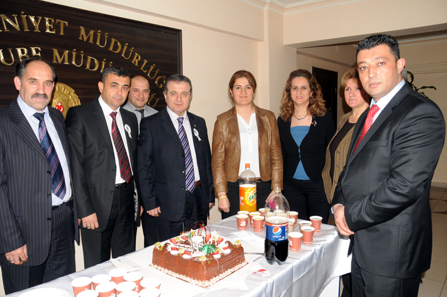 ASAYİŞ ŞUBESİ PASTA KESEREK GÜNLERİNİ KUTLADILAR