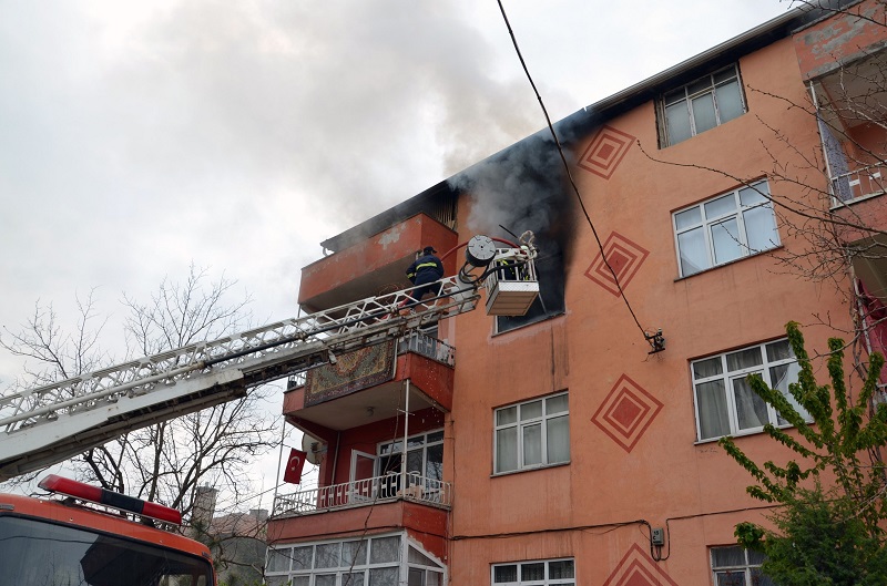 5 YAŞINDAKİ ÇOCUK EVİ YAKTI