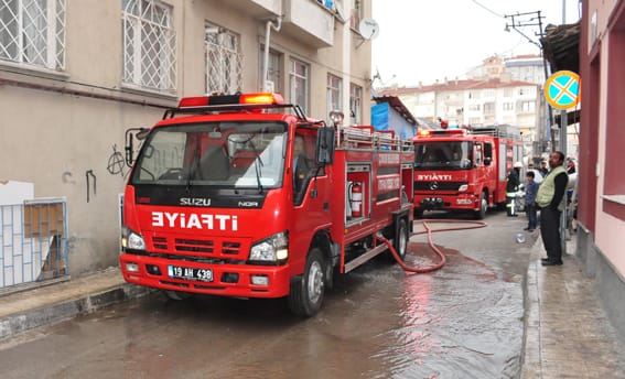 ÇATIDAKİ YANGIN PANİK YARATTI