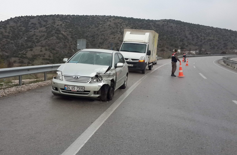 OTOMOBİL BARİYERLERE ÇARPTI