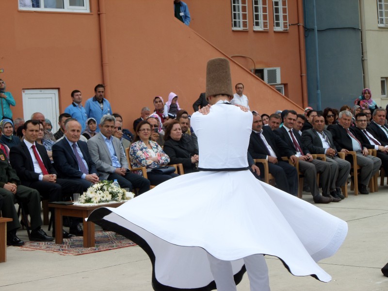 LAÇİN’DE RENKLİ SERGİ AÇILIŞI