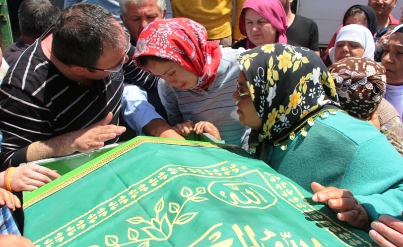 SOMA’DA ÖLEN İŞÇİ EŞİNİN KÖYÜNDE TOPRAĞA VERİLDİ