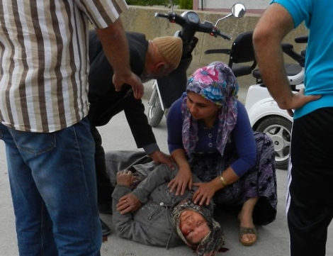 ELEKTRİKLİ BİSİKLETTEN DÜŞEN TEYZE AĞIR YARALANDI