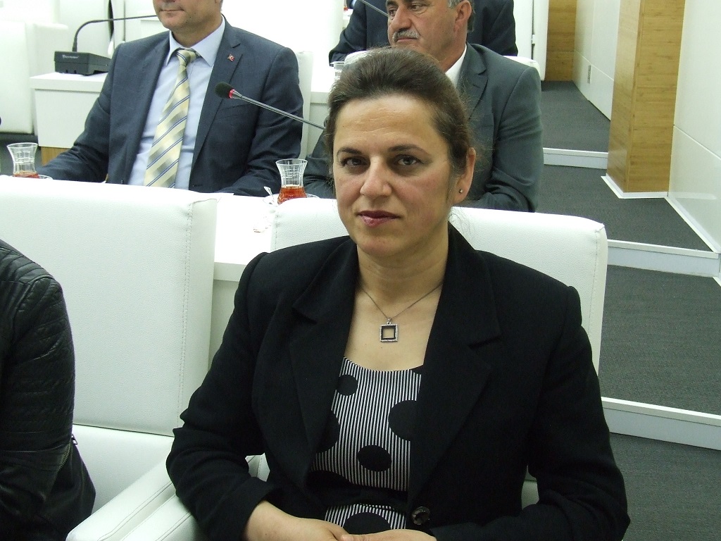 TÜRK KADINI OMUZLARDA YÜKSELMEYE LAYIKTIR