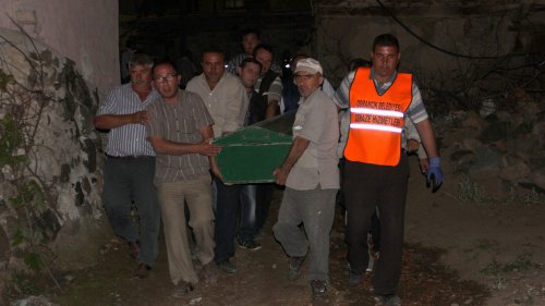 2 ÇOCUK ANNESİ ÖLÜ BULUNDU