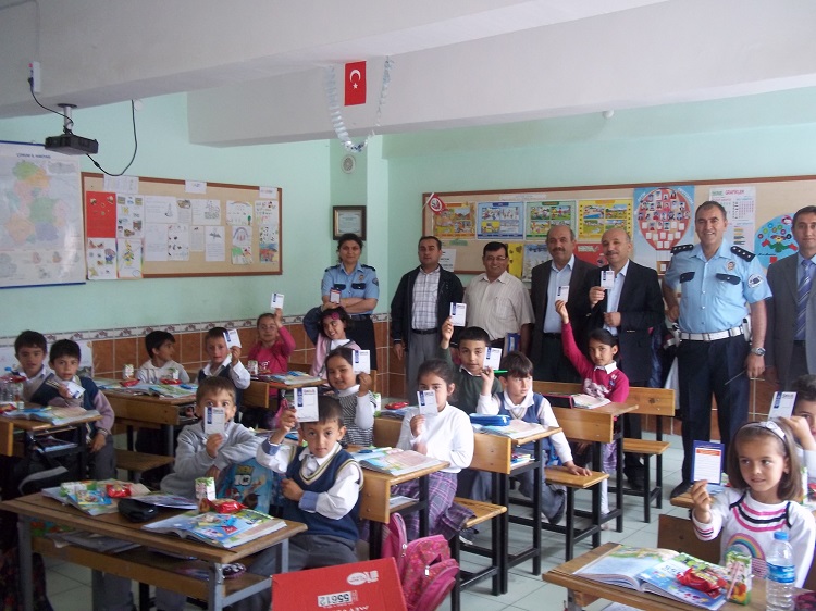 ALACA POLİSİNDEN 504 ÖĞRENCİYE HEDİYE