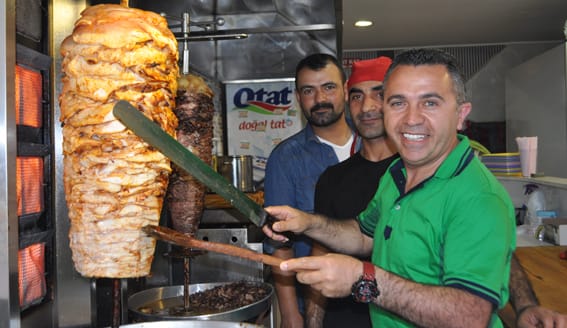 ÜNLÜ ŞOVMEN ÇORUM’DA DÖNER KESTİ
