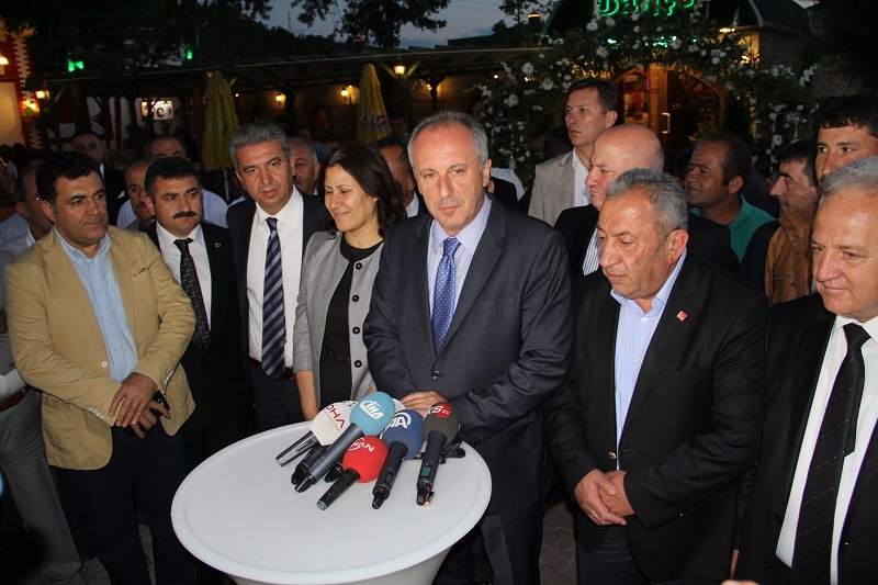 ÇORUM’DA GAZETECİYE FIRÇA ÇEKTİ