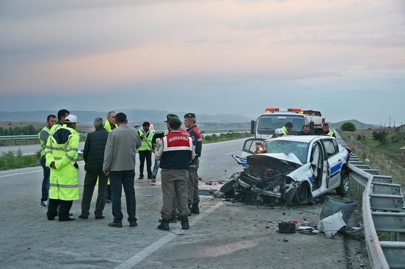 KAZA YAPAN SÜRÜCÜ AĞIR YARALANDI
