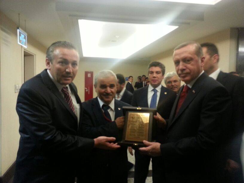 ÇORUMLULARDAN ERDOĞAN’A ŞİİR VE PLAKET