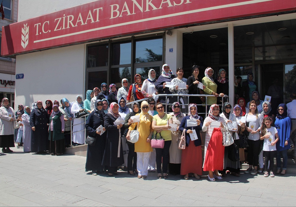 AK PARTİLİ KADINLAR ERDOĞAN’A BAĞIŞ YAPTI