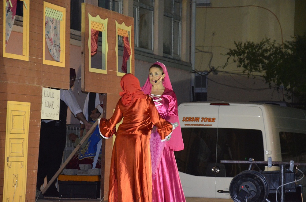 ÜNLÜ TİYATROCU KAHKAHAYA BOĞDU