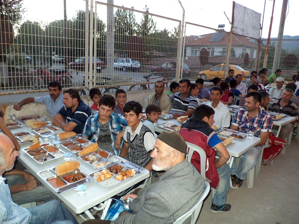 BU VAKIFTA HER GÜN 500 KİŞİYE İFTAR VERİLİYOR