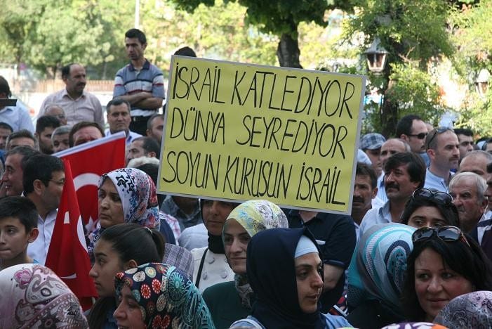 ÇORUMLU KADINLAR İSRAİL’E ÖYLE BİR PANKART AÇTI Kİ…
