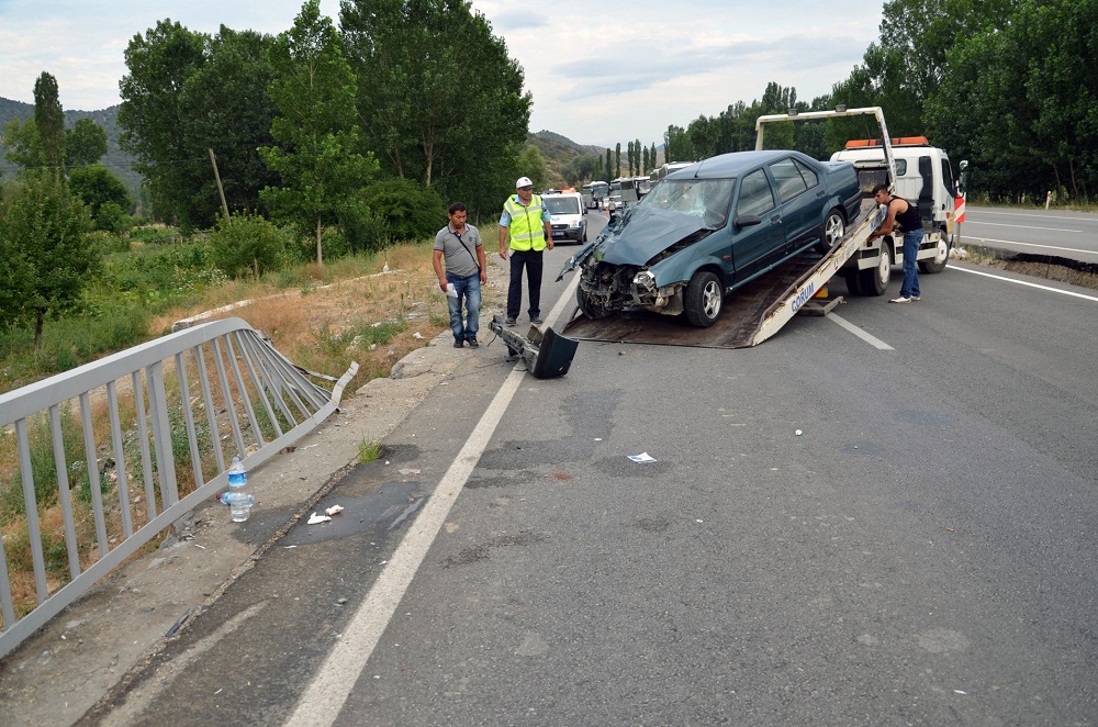 OTOMOBİL KORKULUKLARA ÇARPTI: 3 YARALI