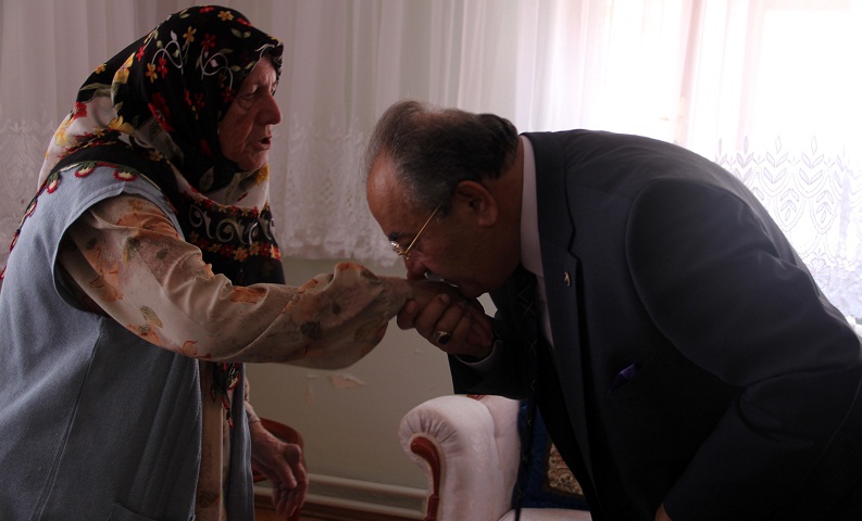 MİLLETVEKİLİ ANNESİNİN ELİNİ ÖPÜP DUA İSTEDİ