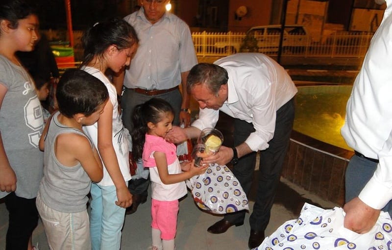 BELEDİYE BAŞKANI ÇOCUKLARA OYUNCAK DAĞITTI