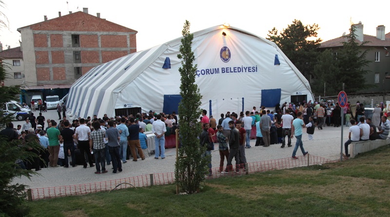İFTAR ÇADIRINDA FOTOĞRAF RAHATSIZLIĞI