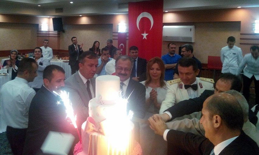 AK PARTİ VE MHP İL BAŞKANI BİRLİKTE PASTA KESTİ