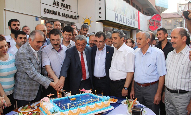 AK PARTİ’DEN 13. YAŞ GÜNÜ PASTASI