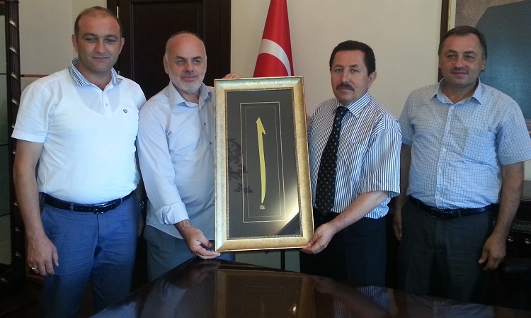 ÇORUMLU VALİ’YE ANLAMLI HEDİYE