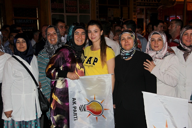 KUTLAMALARA KADINLAR DAMGA VURDU