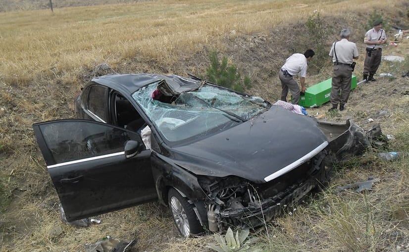 OTOMOBİL TAKLA ATTI: 1 ÖLÜ