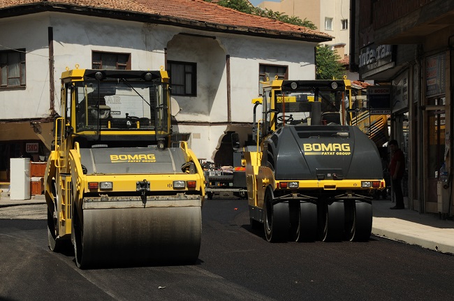 BELEDİYE ASFALTLAMAYA DEVAM EDİYOR