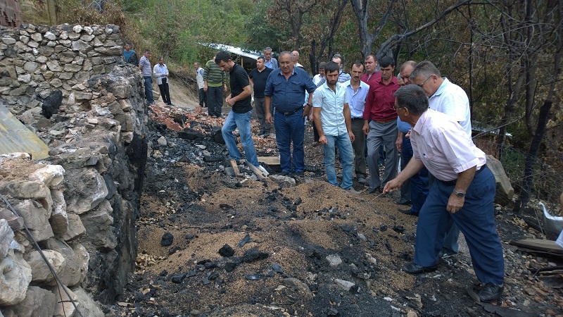 EVSİZ KALAN KÖYLÜLER DESTEK BEKLİYOR
