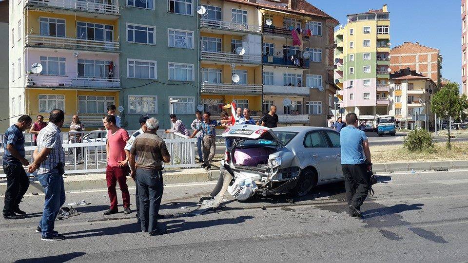 ÇORUM’DA OTOMOBİLLE TIR ÇARPIŞTI