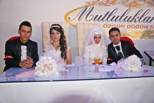 İKİ KARDEŞ BİRBİRLERİNİN NİKAH ŞAHİDİ OLDU