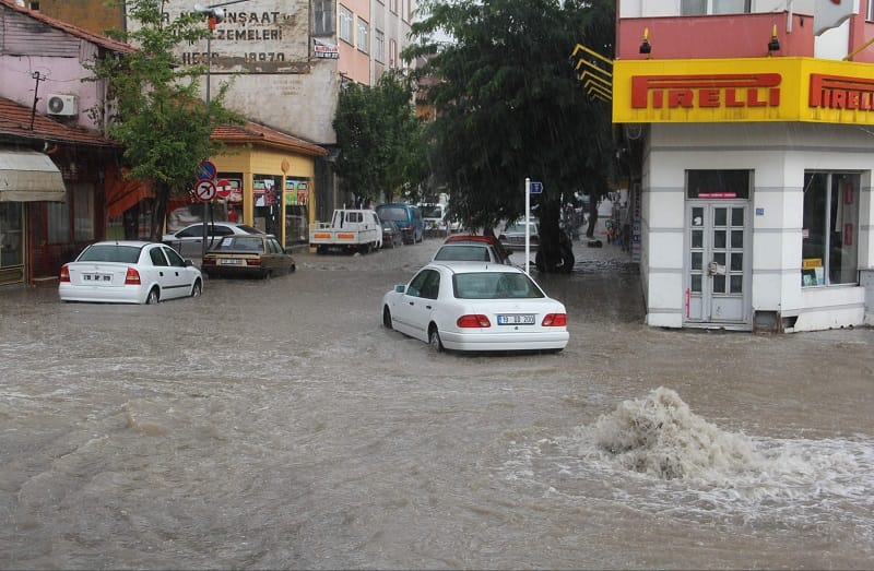 ÇORUM’DA SAĞANAK YAĞIŞ HAYATI FELÇ ETTİ