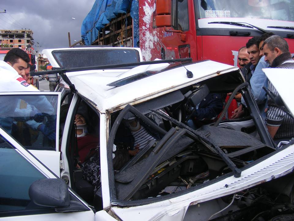 TIR OTOMOBİLE ÇARPTI: 1 ÖLÜ