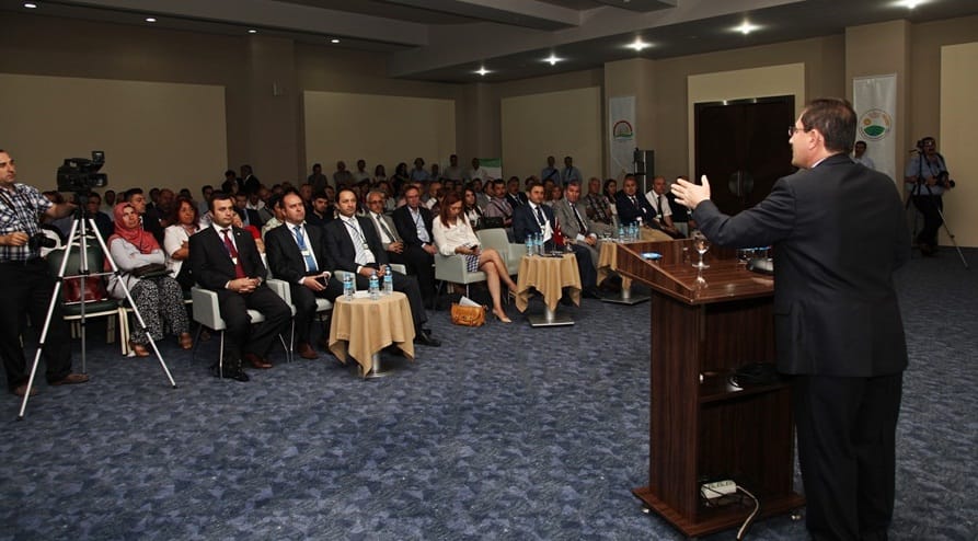 ÇORUM VALİSİ KONUŞTU, SALON DİNLEDİ