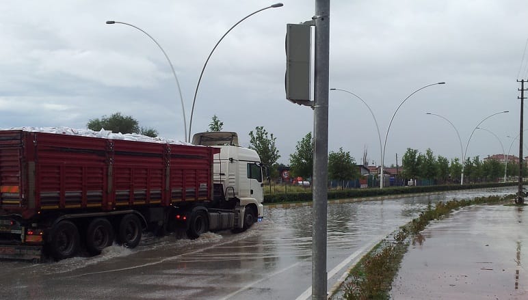 ONLARCA ARAÇ YOLDA KALDI..!
