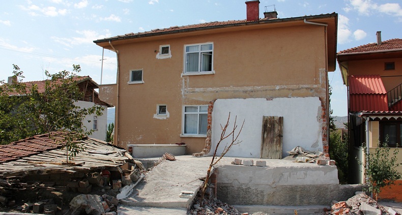 KAÇAK BİNAYA BELEDİYEDEN YIKIM KARARI