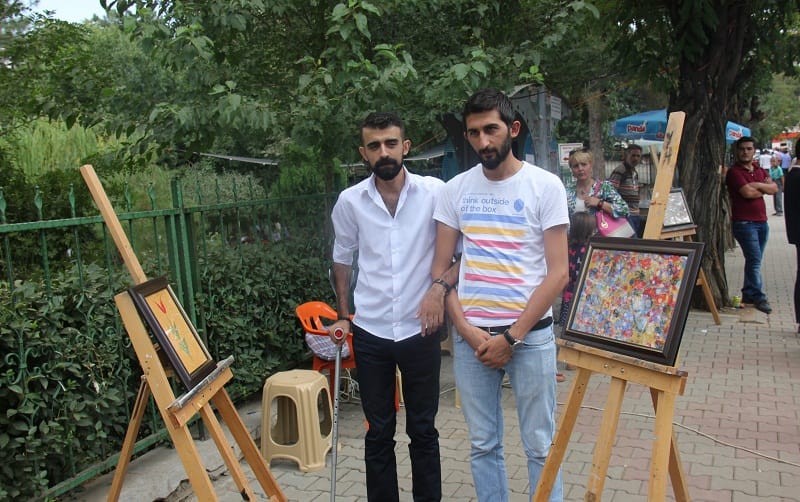KOLTUK DEĞNEKLERİYLE SERGİ AÇTI