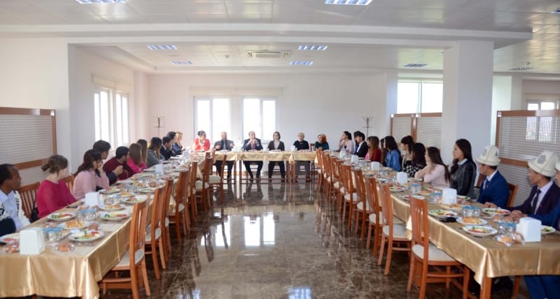 REKTÖR ALKAN YABANCI ÖĞRENCİLERLE GÖRÜŞTÜ