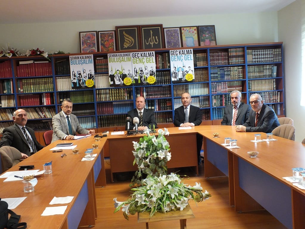 GENÇLERİ CAMİYLE BULUŞTURMAK İSTİYORUZ